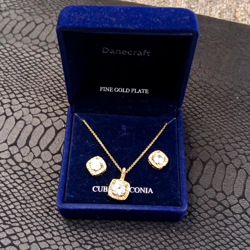 Necklace and airing set